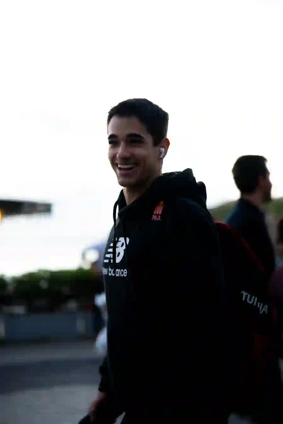 Gui Vaz sorrindo, com um moletom do Ironman 70.3